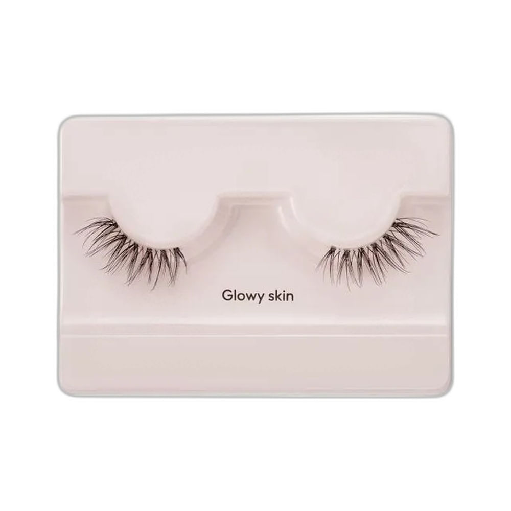 Cílios postiços Kiss New York The New Natural Metadinha Glowy Skin na bandeja plástica, mostrando fios pretos e naturais.